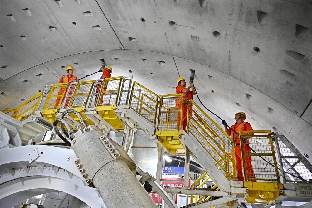 [사진] 터널 내벽 마감재 설치에 한창인 작업자