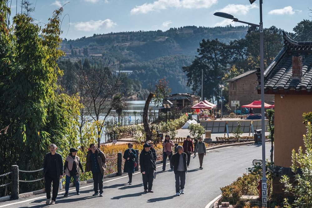 [사진] 한가로이 산책을 즐기는 관광객들