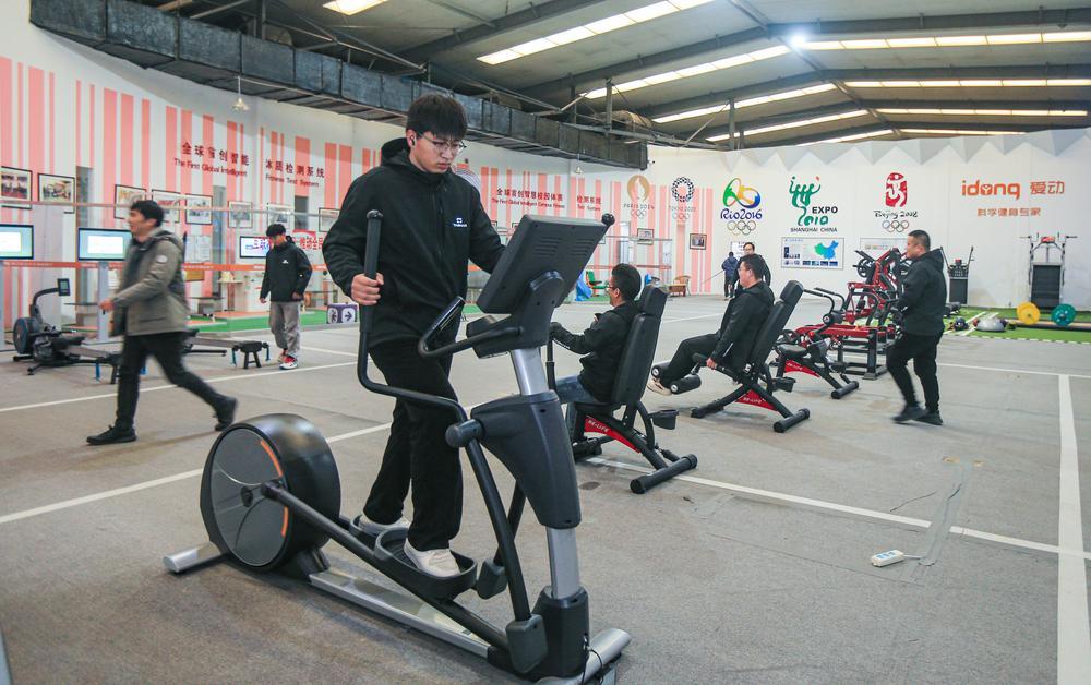 [사진] 헬스 기구 체험하는 시민