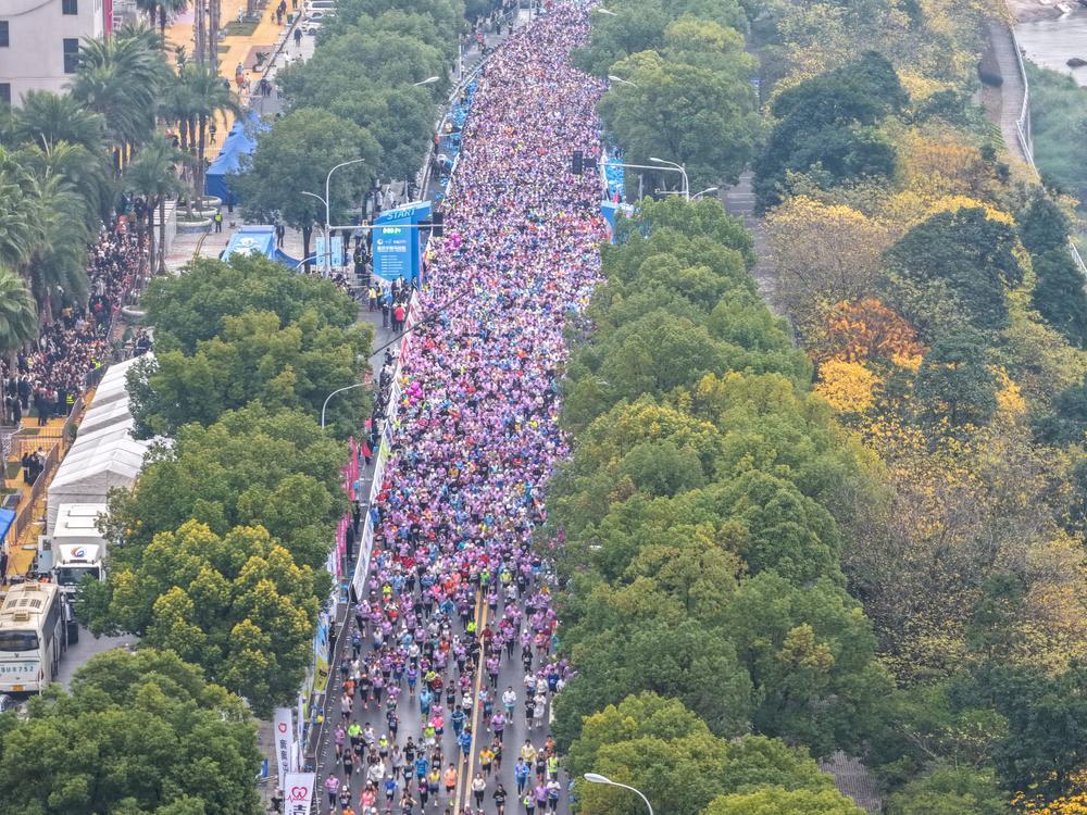 [사진] 2025 충칭 하프 마라톤 대회 열려