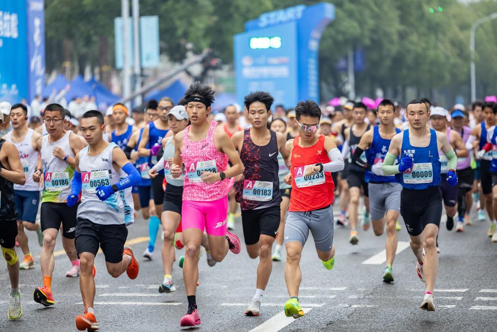 [사진] 도로 위를 달리는 마라토너들