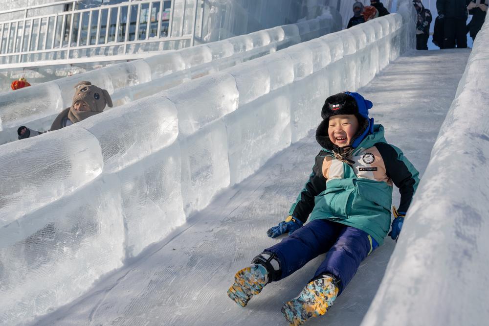 [사진] 얼음 미끄럼틀 타고 슝~