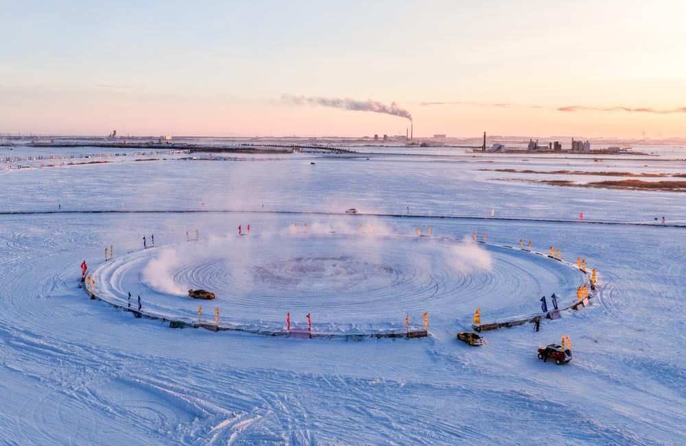 [사진] 눈이 번쩍, 빙판 위에서 드리프트 기술 선보이는 레이싱카