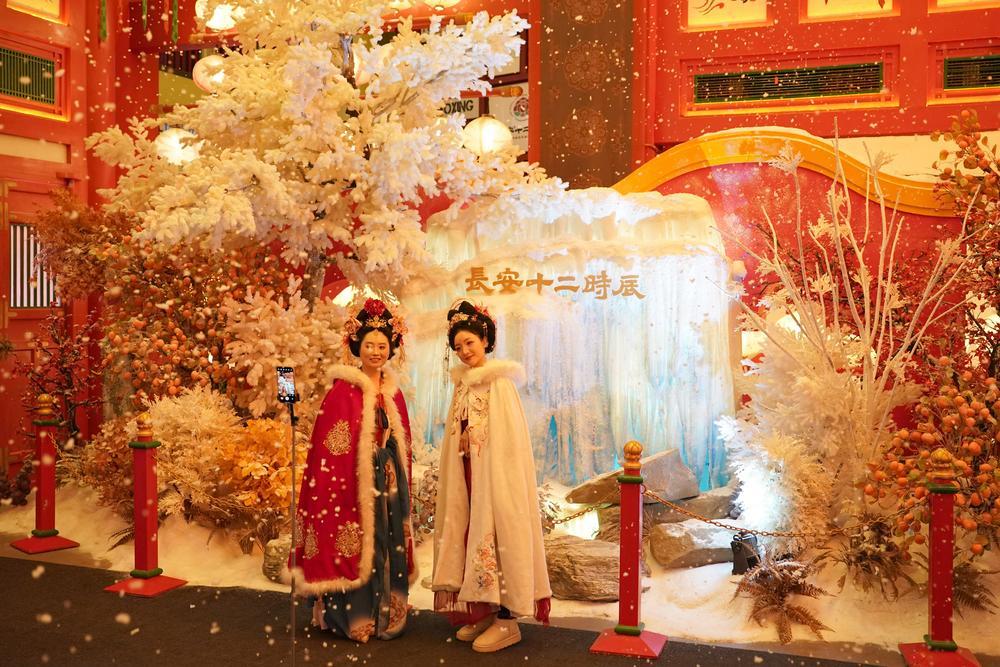 [사진] 겨울 창안의 설경을 배경으로 찰칵