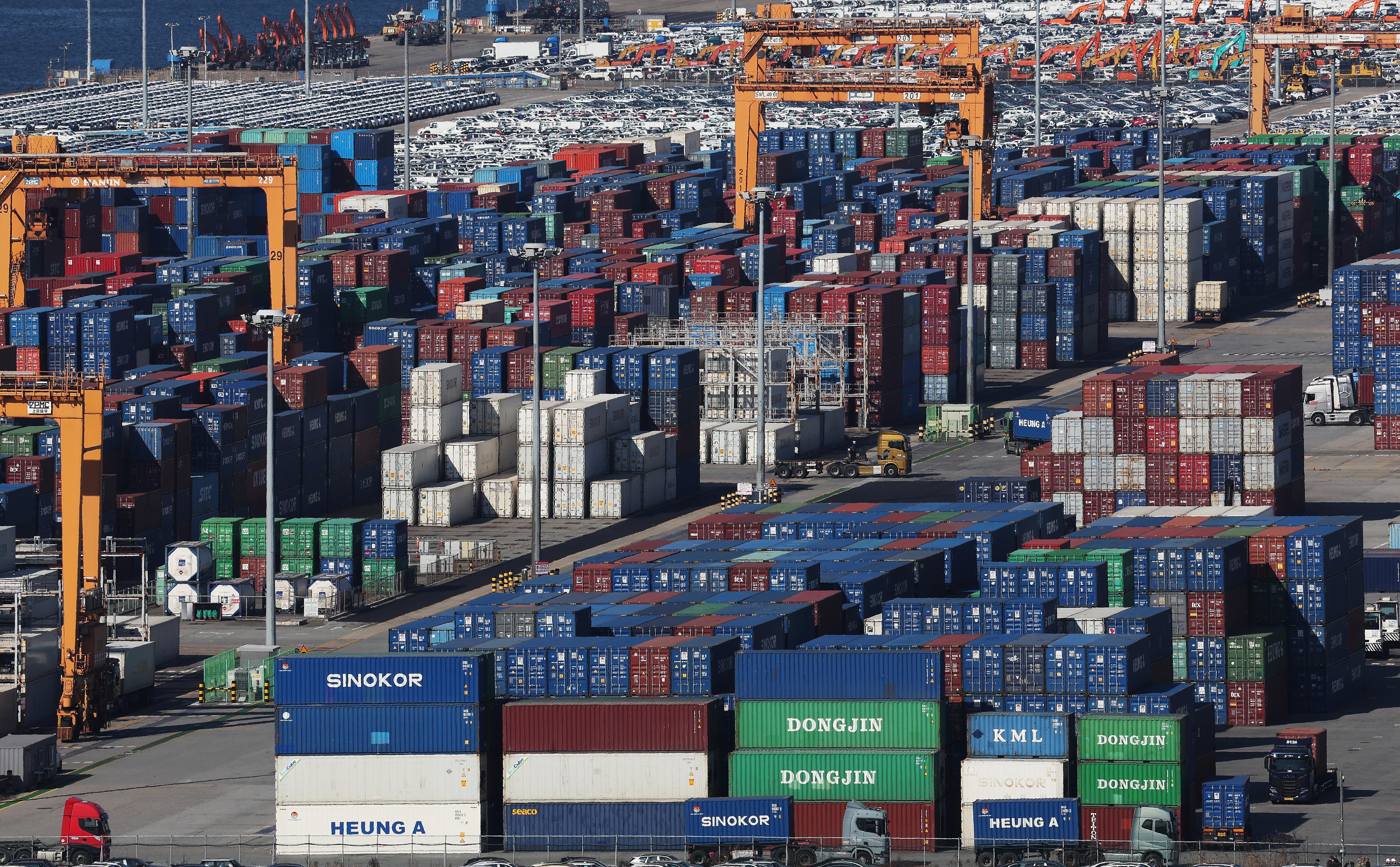 十月经常项目顺差缩水近半 长假效应致规模腰斩