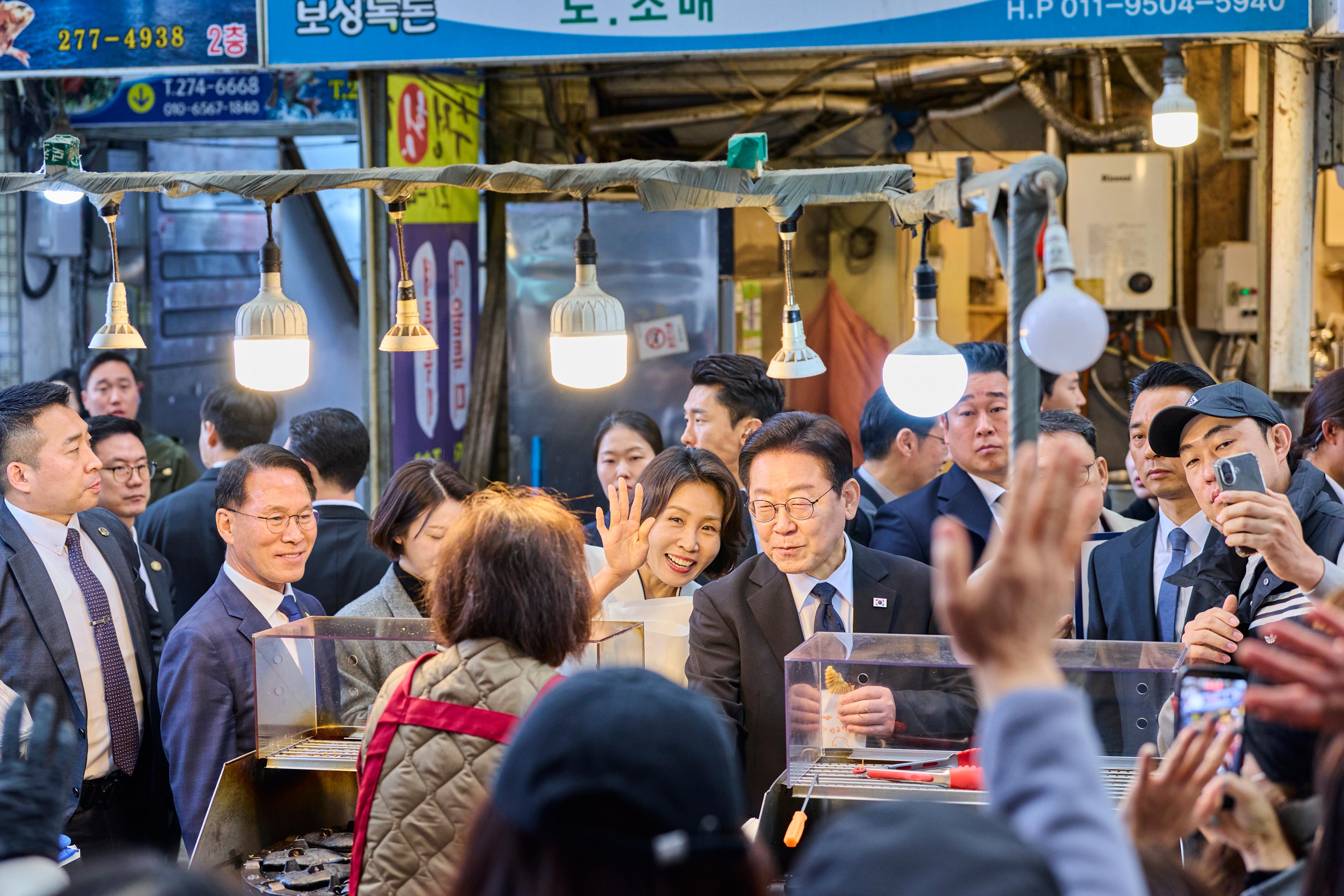 李在明支持率连续两周上升 时隔7个月再破60%大关