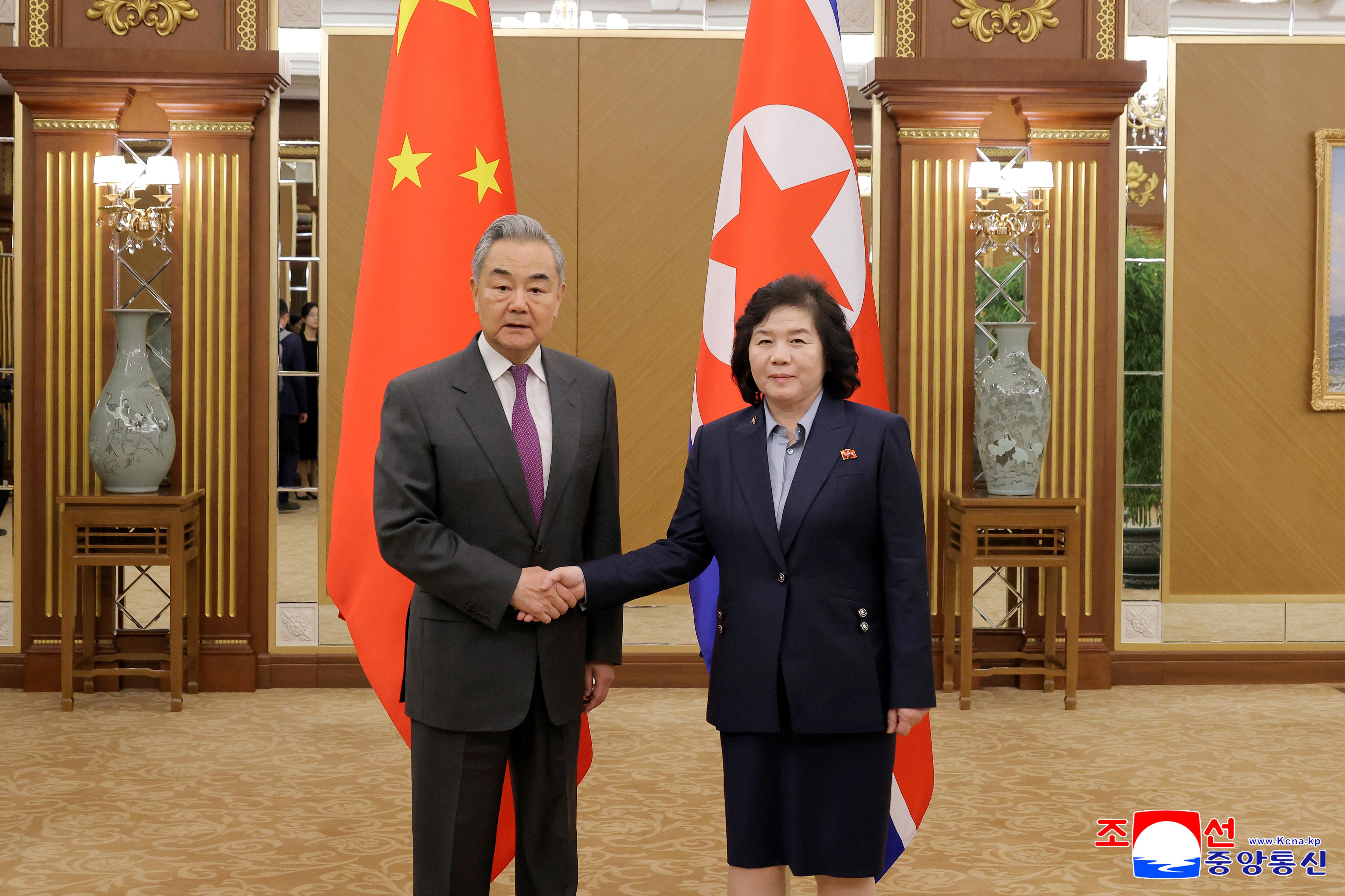 王毅同朝鲜外相崔善姬在平壤举行会谈